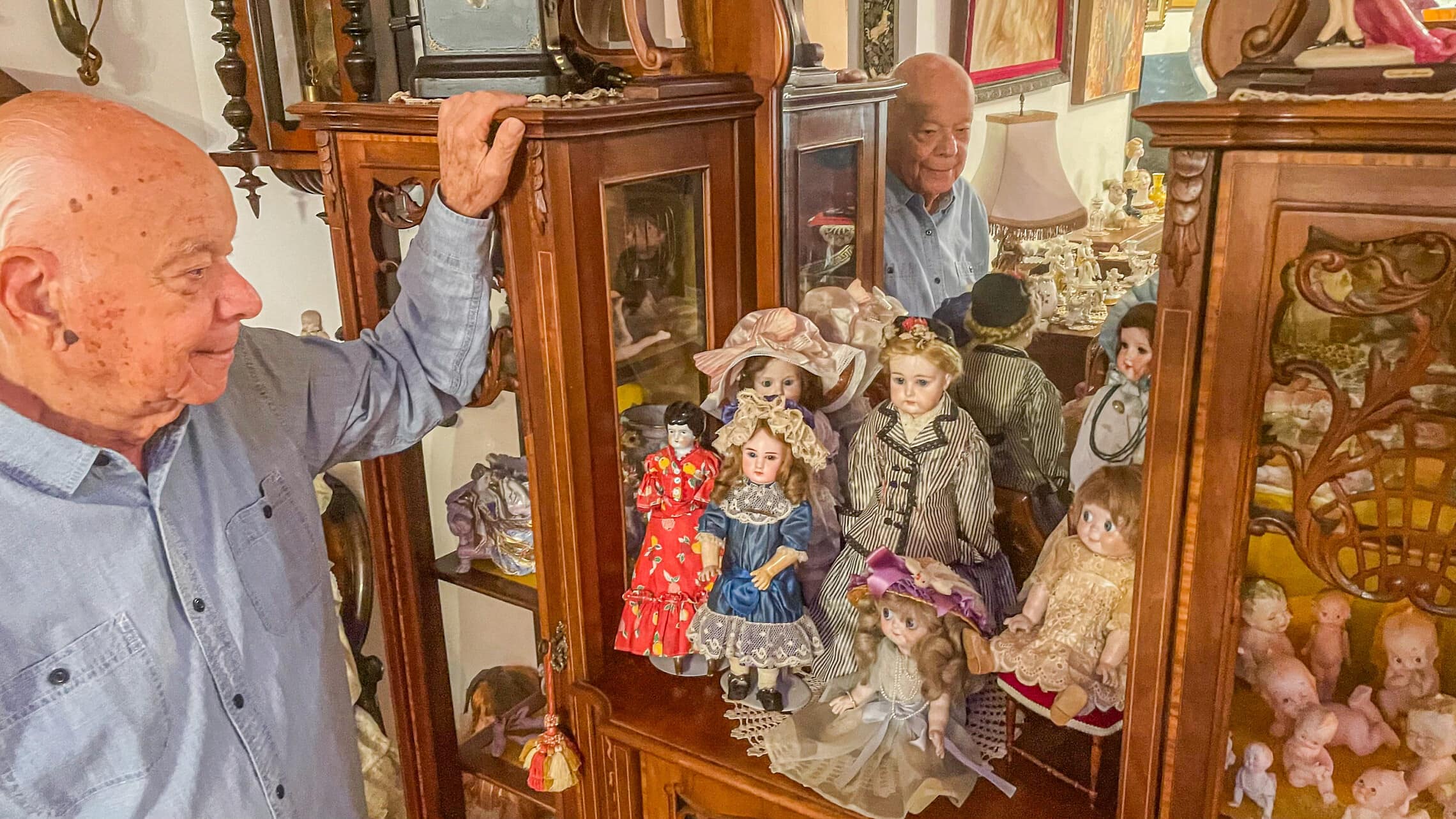 אלי תבור בביתו עם אוסף הבובות, אפריל 2023 (צילום: אמיר בן-דוד)