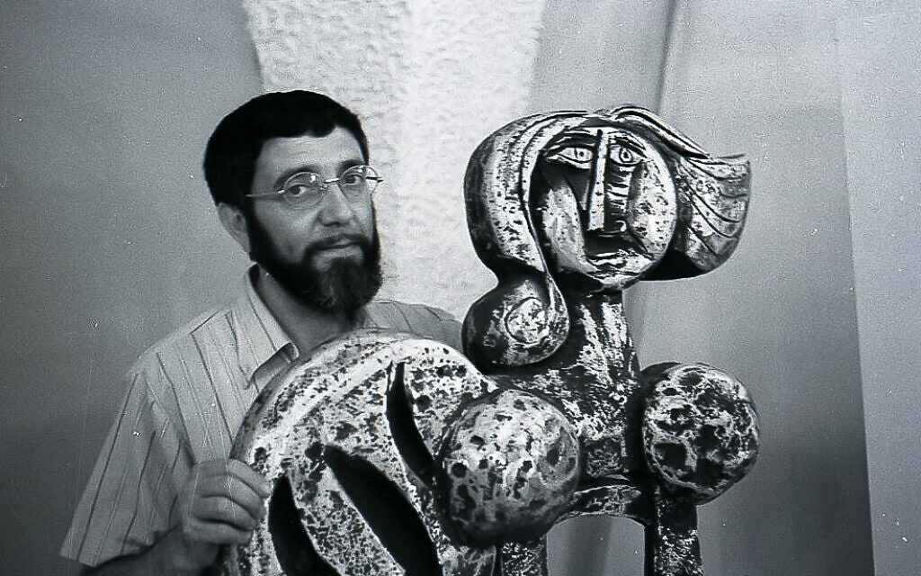 נפתלי בזם ופסל שיצר, 1972 (צילום: בוריס כרמי, אוסף מיתר, הספרייה הלאומית)
