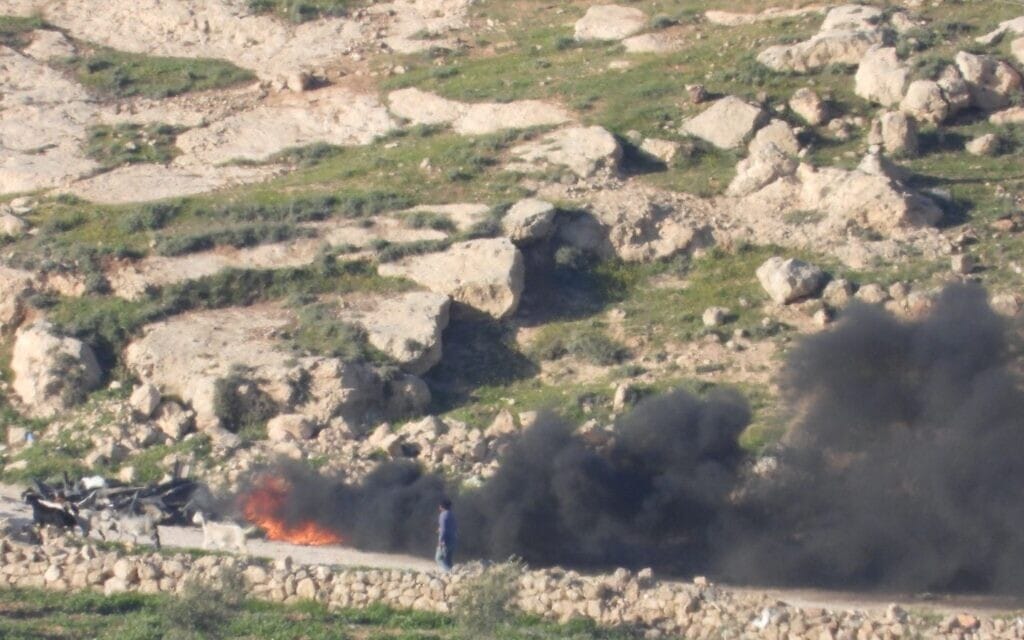 שרפת פסולת לא חוקית באזור לכיש (צילום: באדיבות מטה המאבק "שואפים לנשום אוויר נקי")