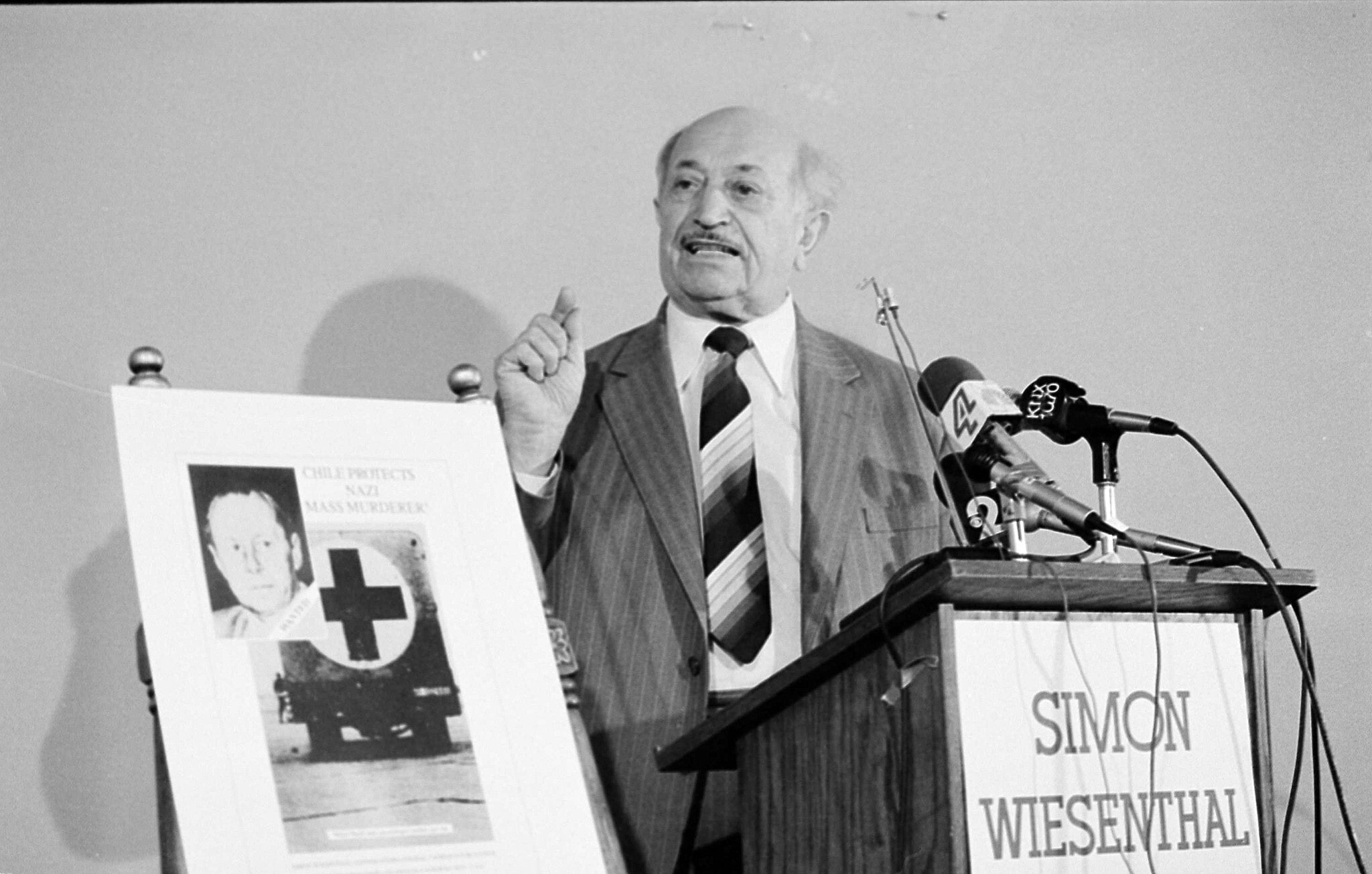 צייד הנאצים שמעון ויזנטל מדבר במסיבת עיתונאים בלוס אנג&#039;לס, 21 בפברואר 1984 (צילום: AP photo/Wally Fong)