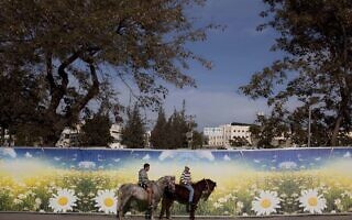 נערים ערבים על רקע פוסטר בירושלים (צילום: (AP Photo/Oded Balilty) נערים ערבים על רקע פוסטר בירושלים (צילום: (AP Photo/Oded Balilty)