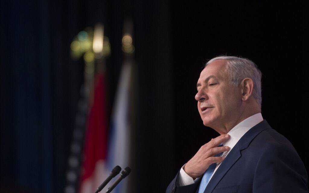 ראש הממשלה בנימין נתניהו נואם בכנס הפדרציות היהודיות בוושינגטון, 10 בנובמבר 2015 (צילום: AP Photo/Molly Riley)