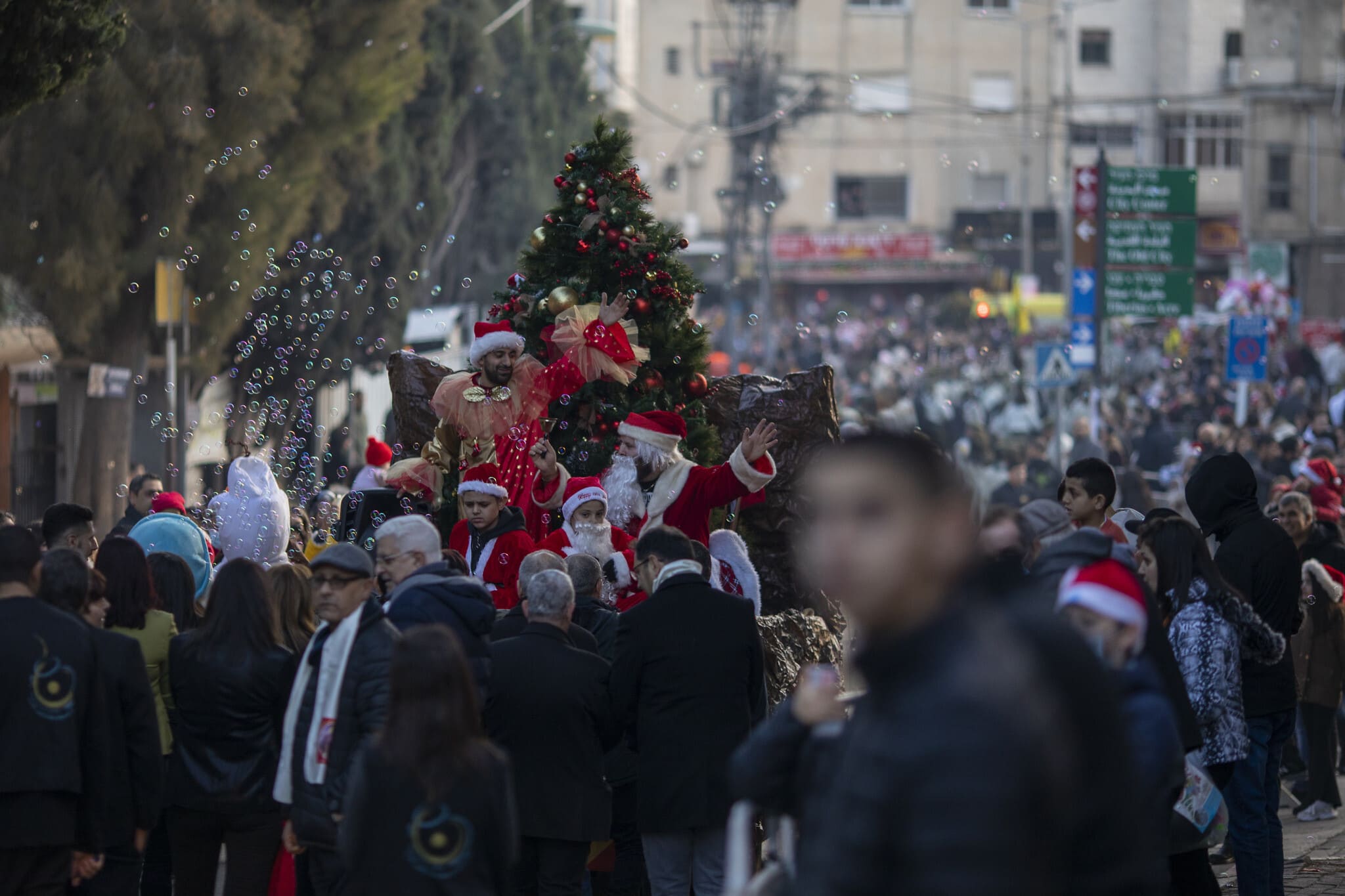 ערבים נוצרים ישראלים חוגגים בתהלוכת חג המולד השנתית בנצרת, 24 בדצמבר 2021 (צילום: AP Photo/Ariel Schalit)