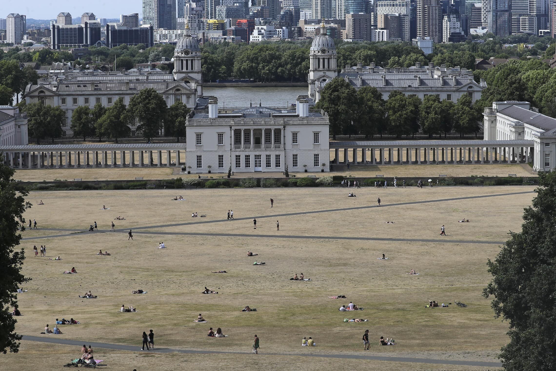 תושבי לונדון רובצים על המדשאות בפארק גריניץ&#039;, 17 ביולי 2022 (צילום: AP Photo/Tony Hicks)