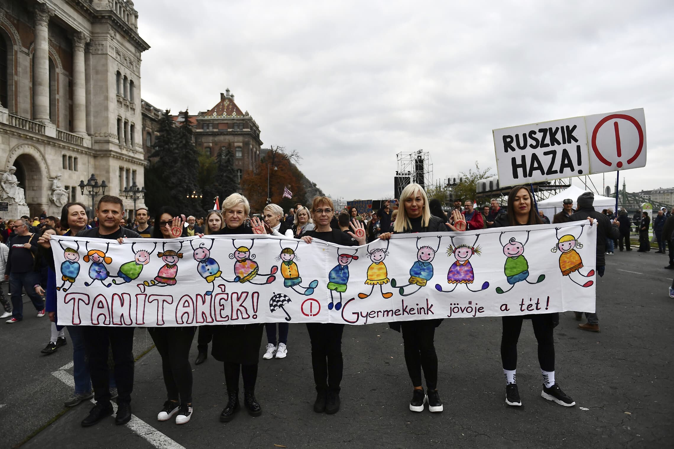 הפגנת סולידריות עם המורים בהונגריה בדרישה לשפר את תנאי העבודה שלהם, בודפשט, 23 באוקטובר 2022 (צילום: AP Photo/Anna Szilagyi)