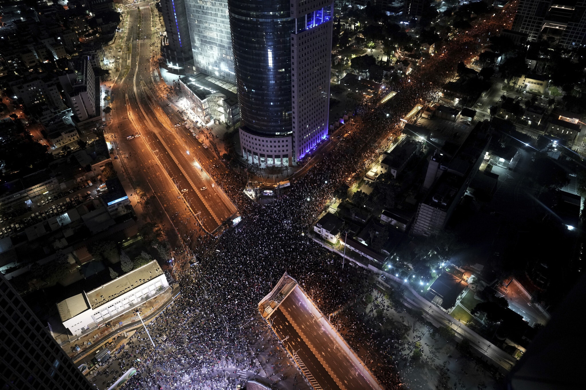 ישראלים מפגינים נגד המהפכה המשפטית בתל אביב, 21 בינואר 2023 (צילום: AP Photo/ Oded Balilty)