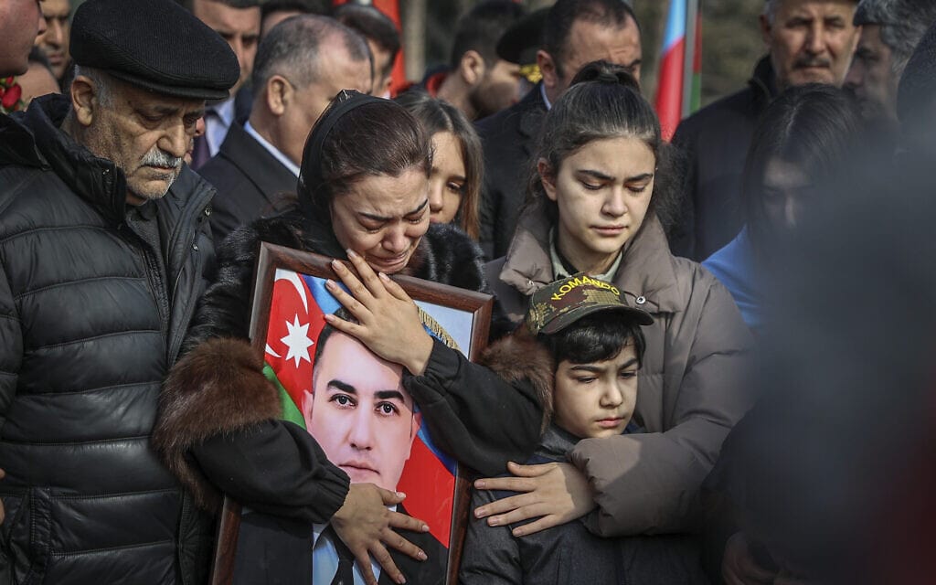 הלווייתו של אורחן ריזבן אוגלו אסקרוב, קצין הביטחון של שגרירות אזרבייג&#039;ן בטהרן שנהרג בפיגוע ירי בשגרירות. 30, בינואר 2023 (צילום: AP Photo/Aziz Karimov)
