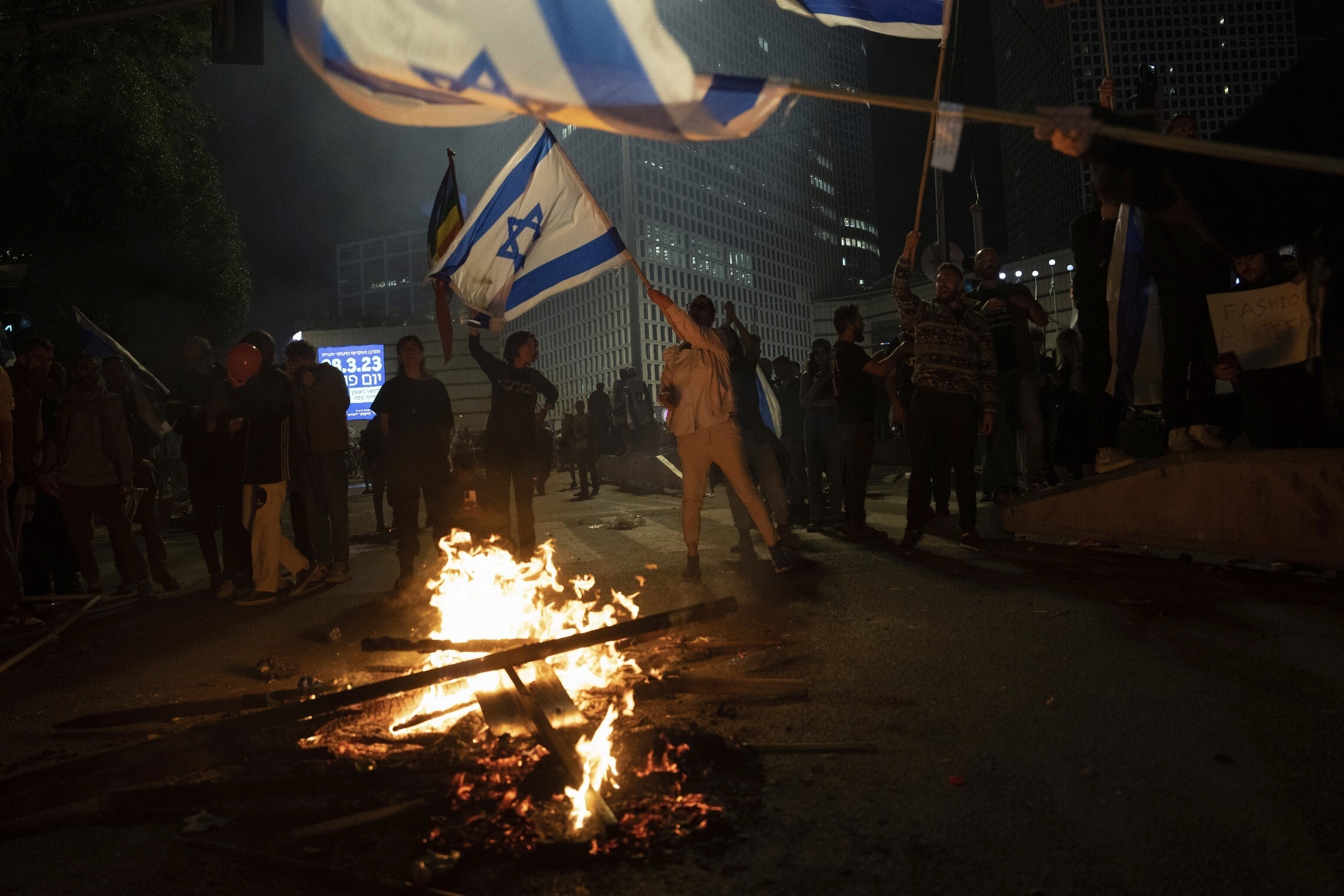ישראלים חוסמים כבישים בהפגנה נגד המהפכה המשפטית בתל אביב, 27 במרץ 2023 (צילום: AP Photo/Oded Balilty)
