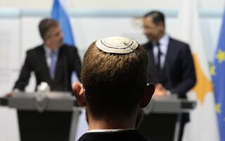 חבר בצוות משרד החוץ על רקע מסיבת מסיבת העיתונאים של שר החוץ אלי כהן ומקבילו הקפריסאי, 30 במרץ 2023 (צילום: AP Photo/Petros Karadjias) חבר בצוות משרד החוץ על רקע מסיבת מסיבת העיתונאים של שר החוץ אלי כהן ומקבילו הקפריסאי, 30 במרץ 2023 (צילום: AP Photo/Petros Karadjias)