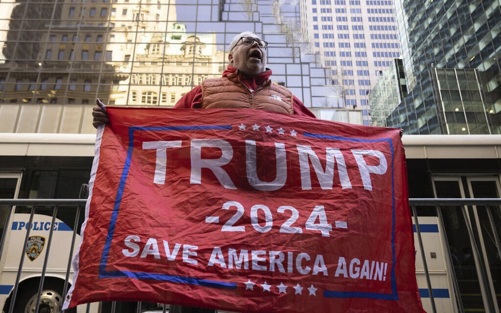 תומכיו של הנשיא לשעבר דונלד טראמפ מחוץ למגדלי טראמפ בניו יורק, 3 באפריל 2023 (צילום: AP Photo/Yuki Iwamura)