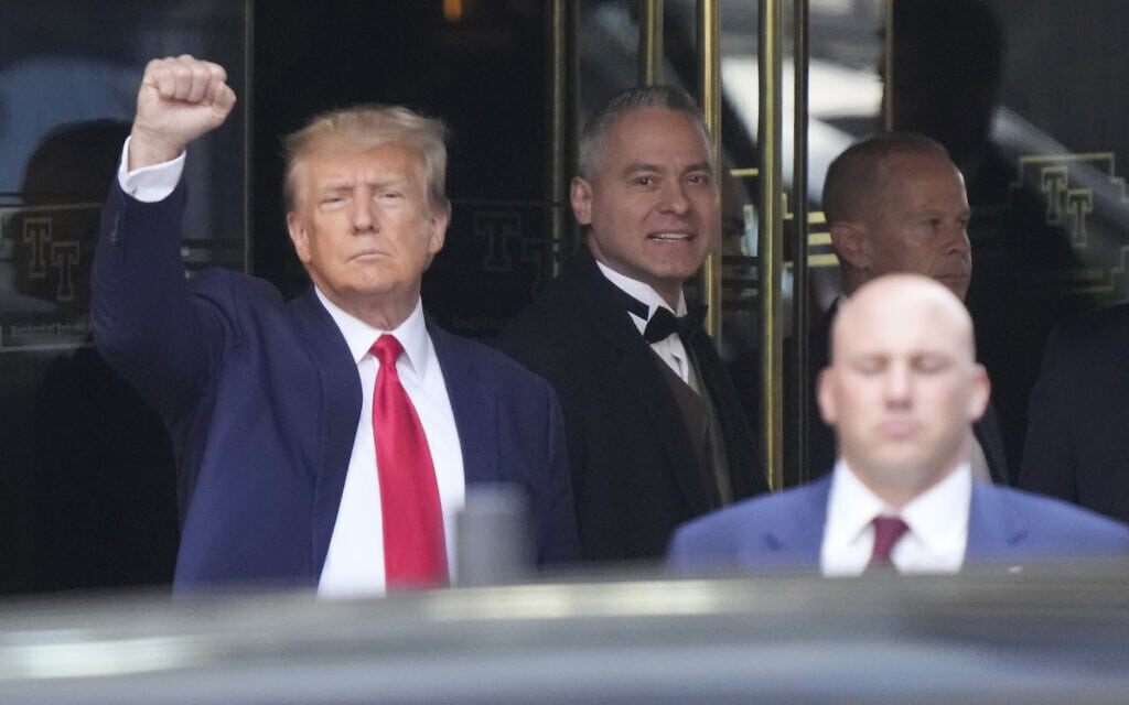 הנשיא לשעבר דונלד טראמפ יוצא מביתו בניו יורק בדרך לבית המשפט. 4 באפריל 2023 (צילום: AP Photo/Bryan Woolston)