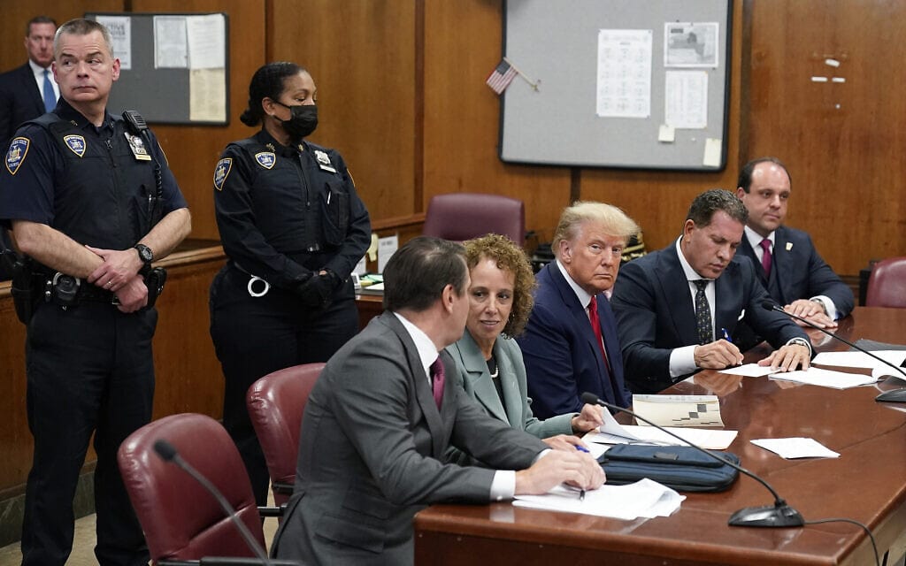 נשיא ארצות הברית לשעבר דונלד טראמפ בבית המשפט במנהטן, 4 באפריל 2023 (צילום: AP Photo/Seth Wenig)