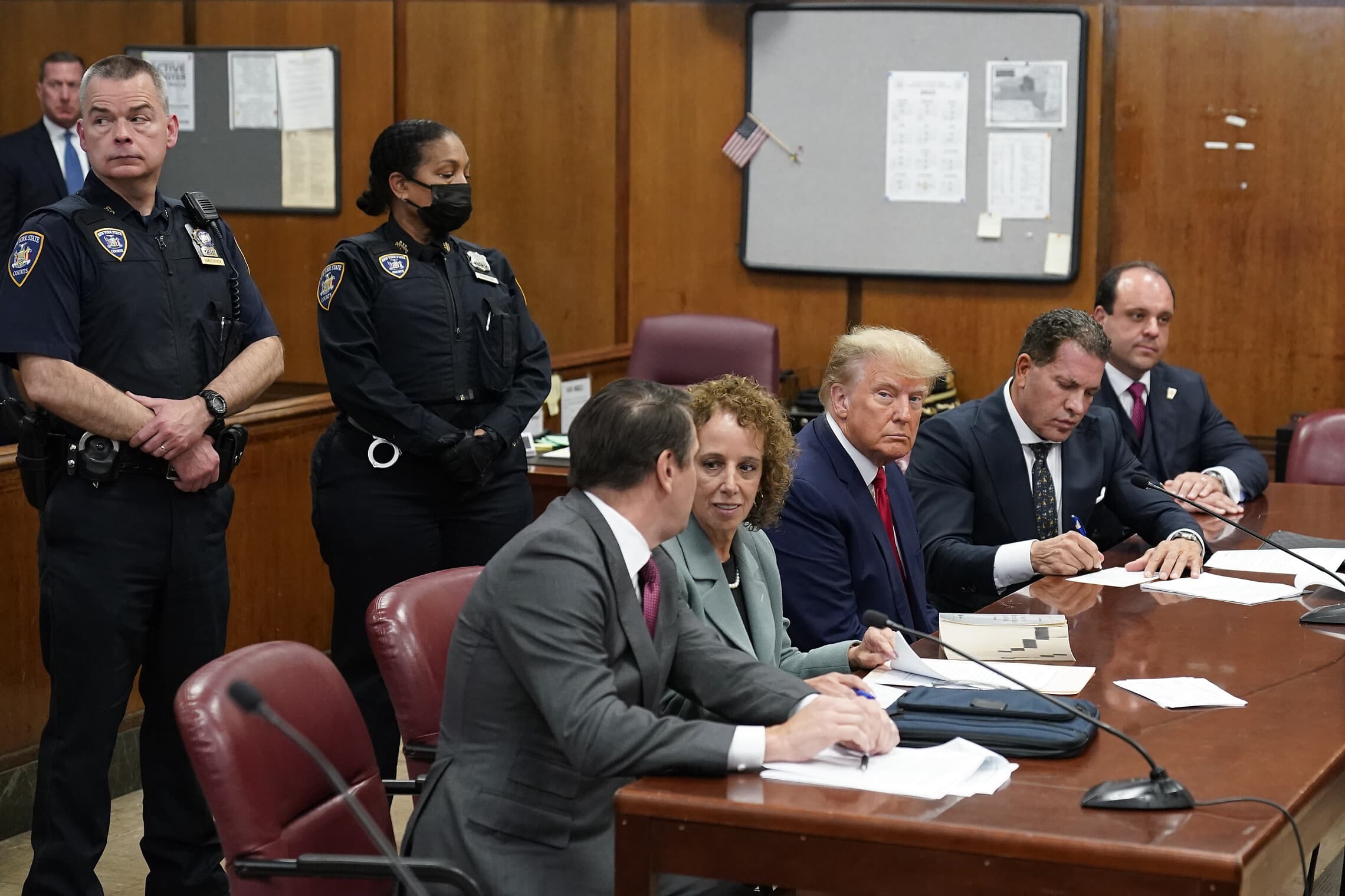 נשיא ארצות הברית לשעבר דונלד טראמפ בבית המשפט במנהטן, 4 באפריל 2023 (צילום: AP Photo/Seth Wenig)