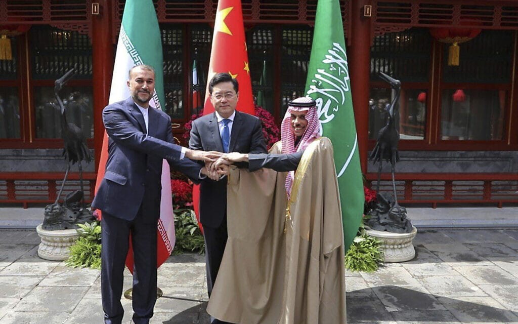 שר החוץ של איראן חוסיין אמיר עבדולחיאן (משמאל) לוחץ ידיים עם שר החוץ של סין קין קאנג ושר החוץ של ערב הסעודית פרחאן אל סעוד (מימין) בפגישתם בבייג&#8217;ינג, סין, 6 באפריל 2023 (צילום: Iranian Foreign Ministry via AP)
