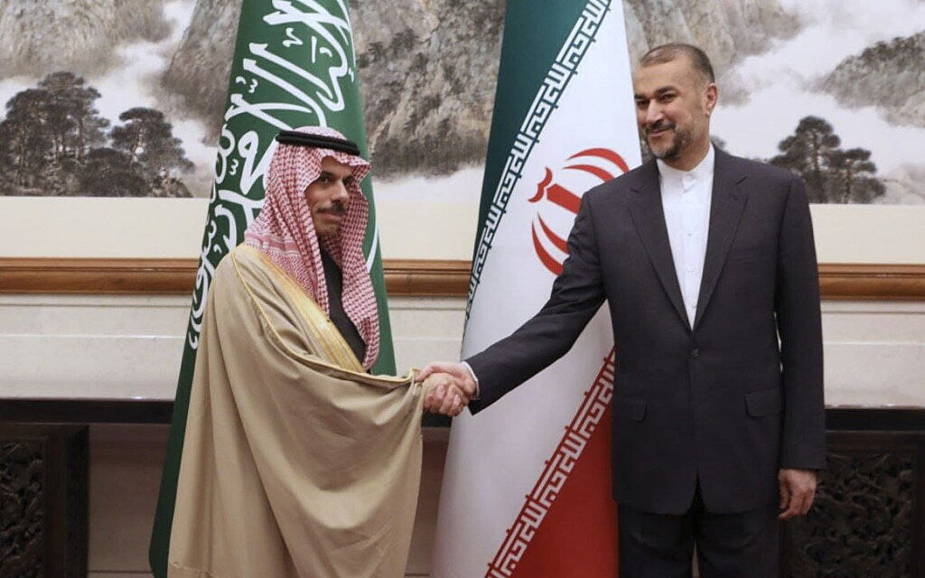 שר החוץ של איראן חוסיין אמיר עבדולחיאן לוחץ ידיים עם שר החוץ של ערב הסעודית פרחאן אל סעוד בפגישתם בבייג&#039;ינג, סין, 6 באפריל 2023 (צילום: Iranian Foreign Ministry via AP)
