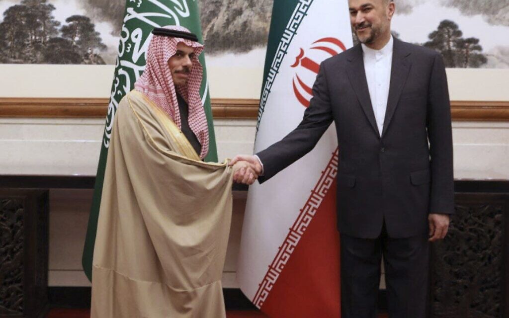 שר החוץ של איראן חוסיין אמיר עבדולחיאן לוחץ ידיים עם שר החוץ של ערב הסעודית פרחאן אל סעוד בפגישתם בבייג'ינג, סין, 6 באפריל 2023 (צילום: Iranian Foreign Ministry via AP)