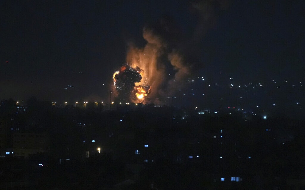 אש ועשן מיתמרים בעזה בעקבות תקיפת חיל האוויר ברצועה, 7 באפריל 2023 (צילום: AP Photo/Fatima Shbair) אש ועשן מיתמרים בעזה בעקבות תקיפת חיל האוויר ברצועה, 7 באפריל 2023 (צילום: AP Photo/Fatima Shbair)