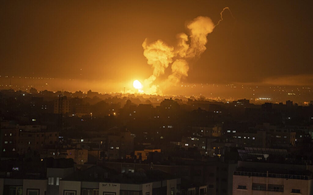 אש ועשן מיתמרים בעזה בעקבות תקיפת חיל האוויר ברצועה, 7 באפריל 2023 (צילום: AP Photo/Fatima Shbair) אש ועשן מיתמרים בעזה בעקבות תקיפת חיל האוויר ברצועה, 7 באפריל 2023 (צילום: AP Photo/Fatima Shbair)