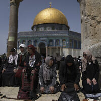 מוסלמים מתפללים במתחם אל-אקצא בירושלים, 7 באפריל 2023 (צילום: Mahmoud Illean, AP)