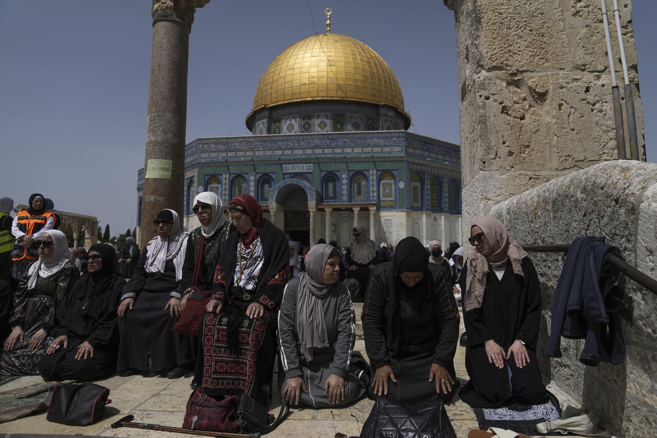 מוסלמים מתפללים במתחם אל-אקצא בירושלים, 7 באפריל 2023 (צילום: Mahmoud Illean, AP)
