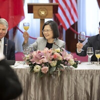מפגש נשיאת טאיוואן צאי יינג-ון במפגש עם משלחת של הקונגרס האמריקאי בטאיפיי, בירת טאיוואן, 8 באפריל 2023 (צילום: Taiwan Presidential Office via AP)