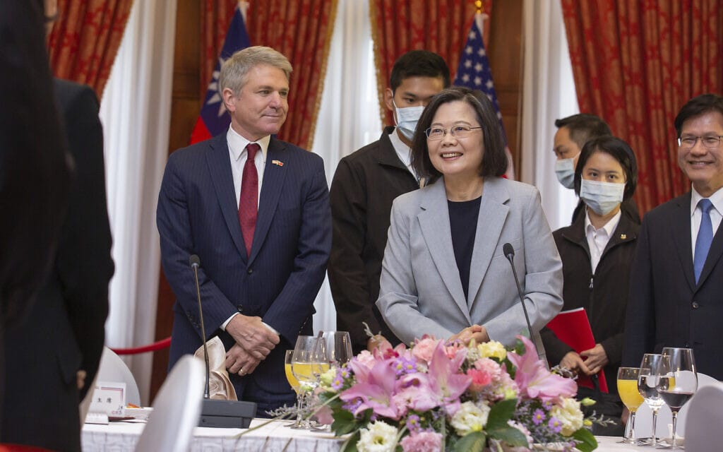 מפגש נשיאת טאיוואן צאי יינג-ון במפגש עם משלחת של הקונגרס האמריקאי בטאיפיי, בירת טאיוואן, 8 באפריל 2023 (צילום: Taiwan Presidential Office via AP)