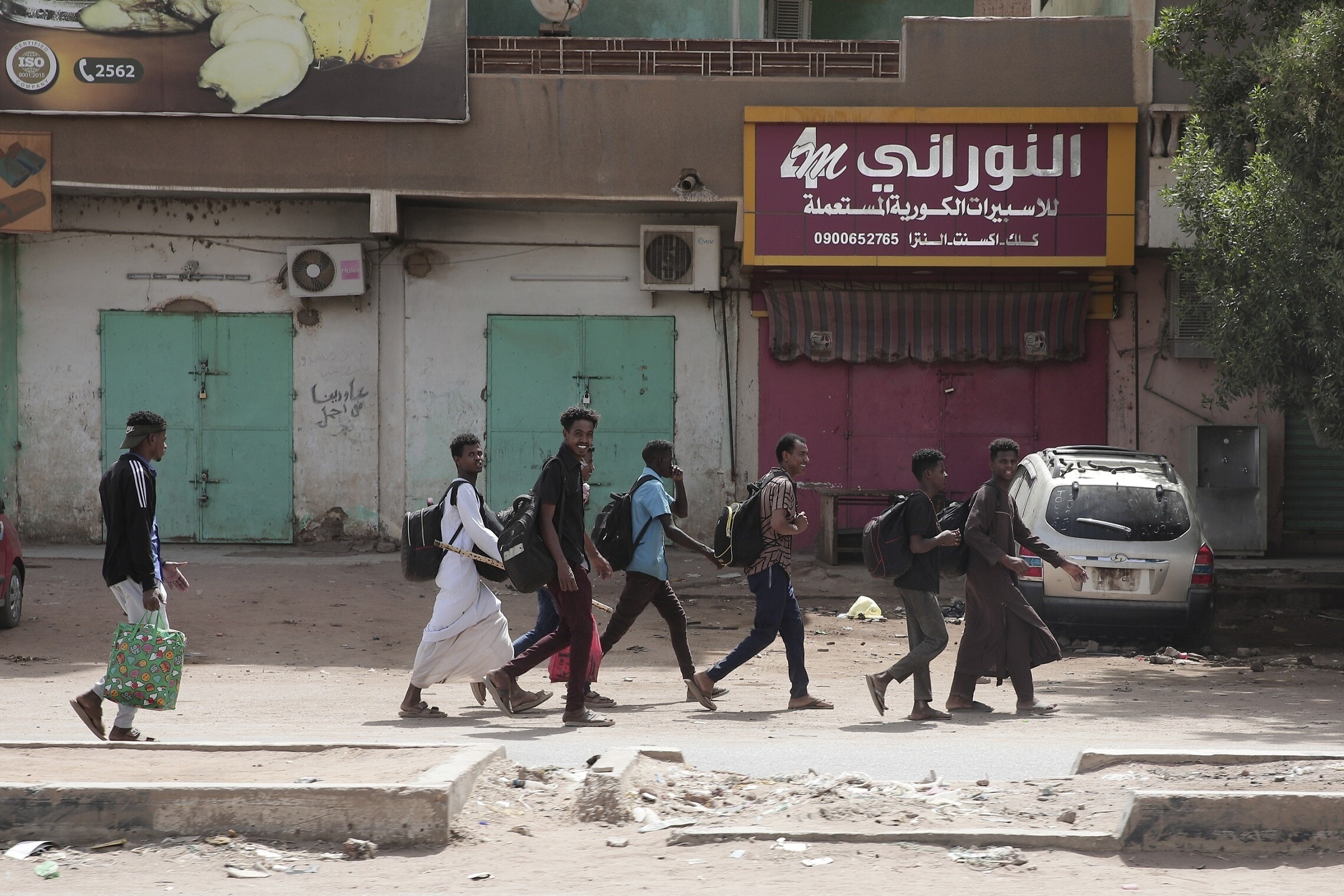 אזרחים סודאנים חולפים ליד חנויות סגורות בעיר ח&#039;רטום, 17 באפריל 2023 (צילום: AP Photo/Marwan Ali)