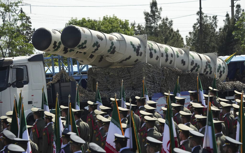 מערכת נשק מוצגת ביום הצבא האיראני, 18 באפריל 2023 (צילום: AP Photo/Vahid Salemi)