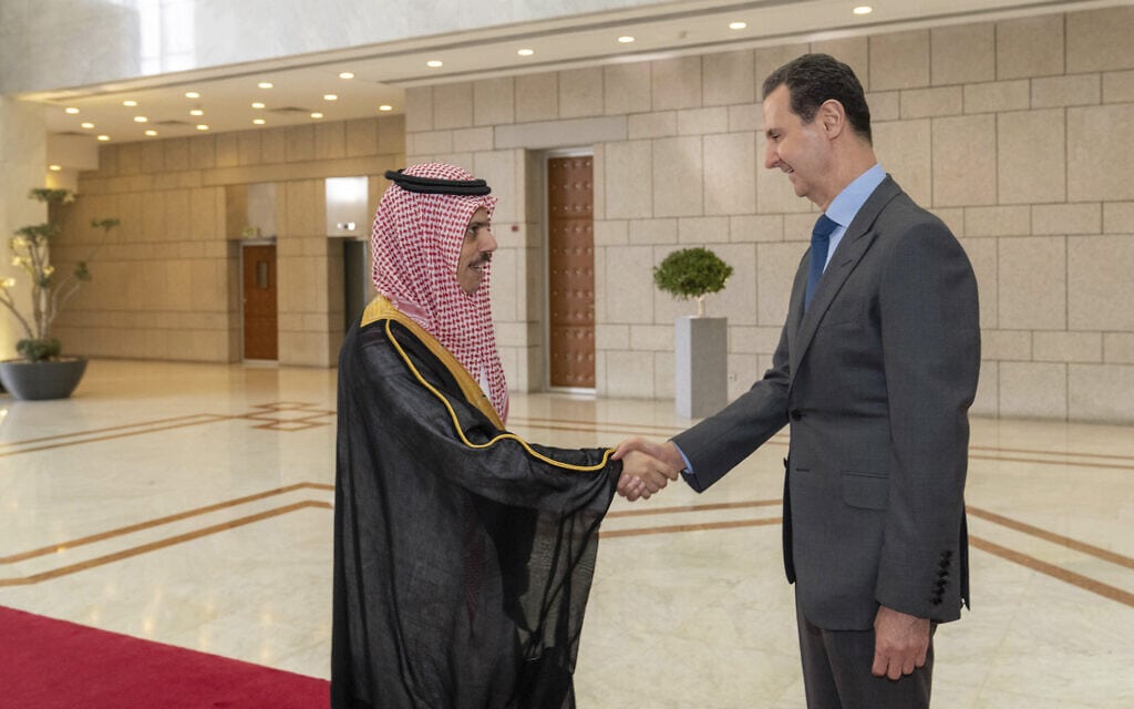 נשיא סוריה בשאר אל-אסד מקבל את פניו של שר החוץ הסעודי פייסל בן-פרחאן בביקורו הרשמי בדמשק, 18 באפריל 2023 (צילום: AP Photo)