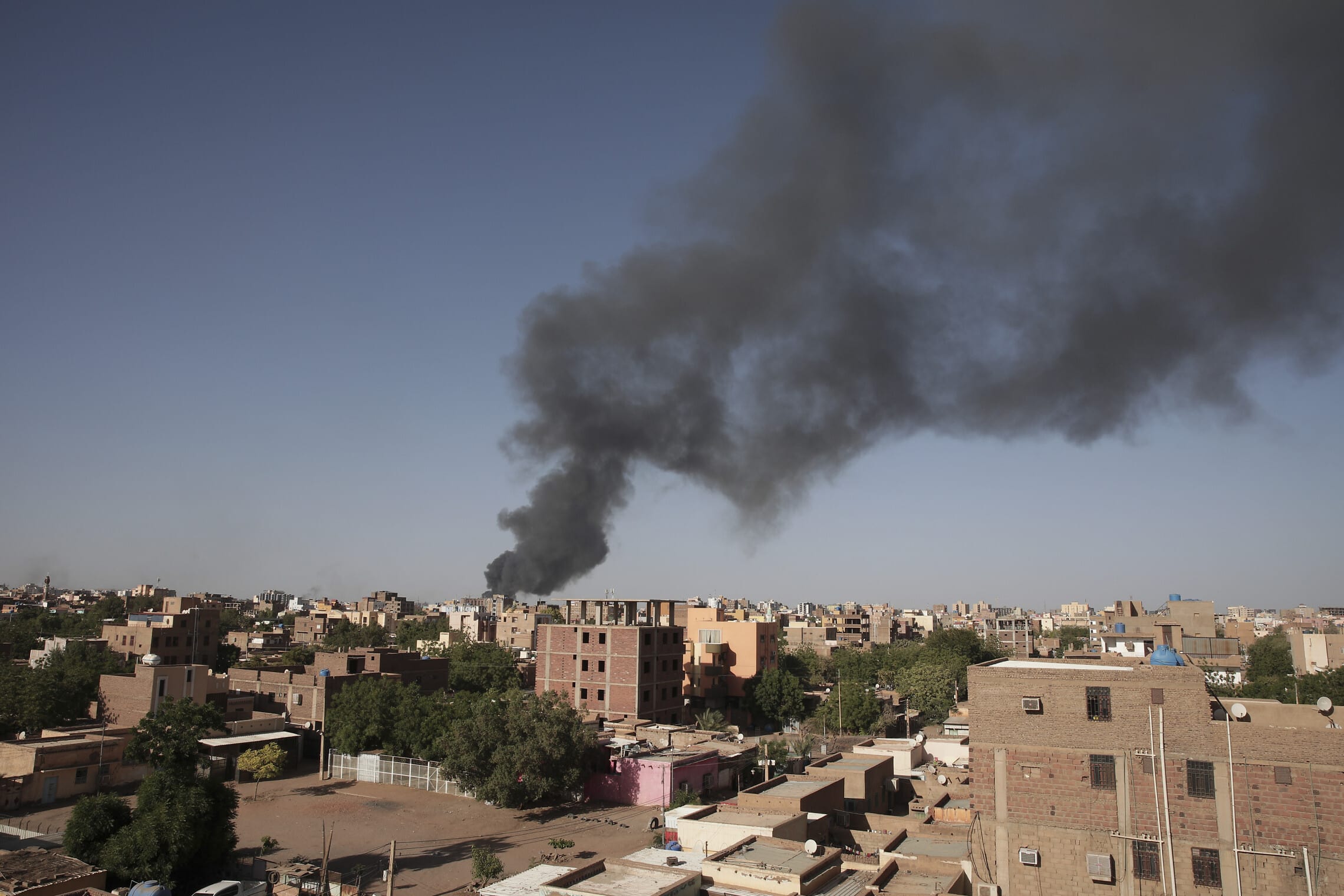 עשן מיתמר באזור ח&#039;רטום, סודאן, 19 באפריל 2023 (צילום: AP Photo/Marwan Ali)