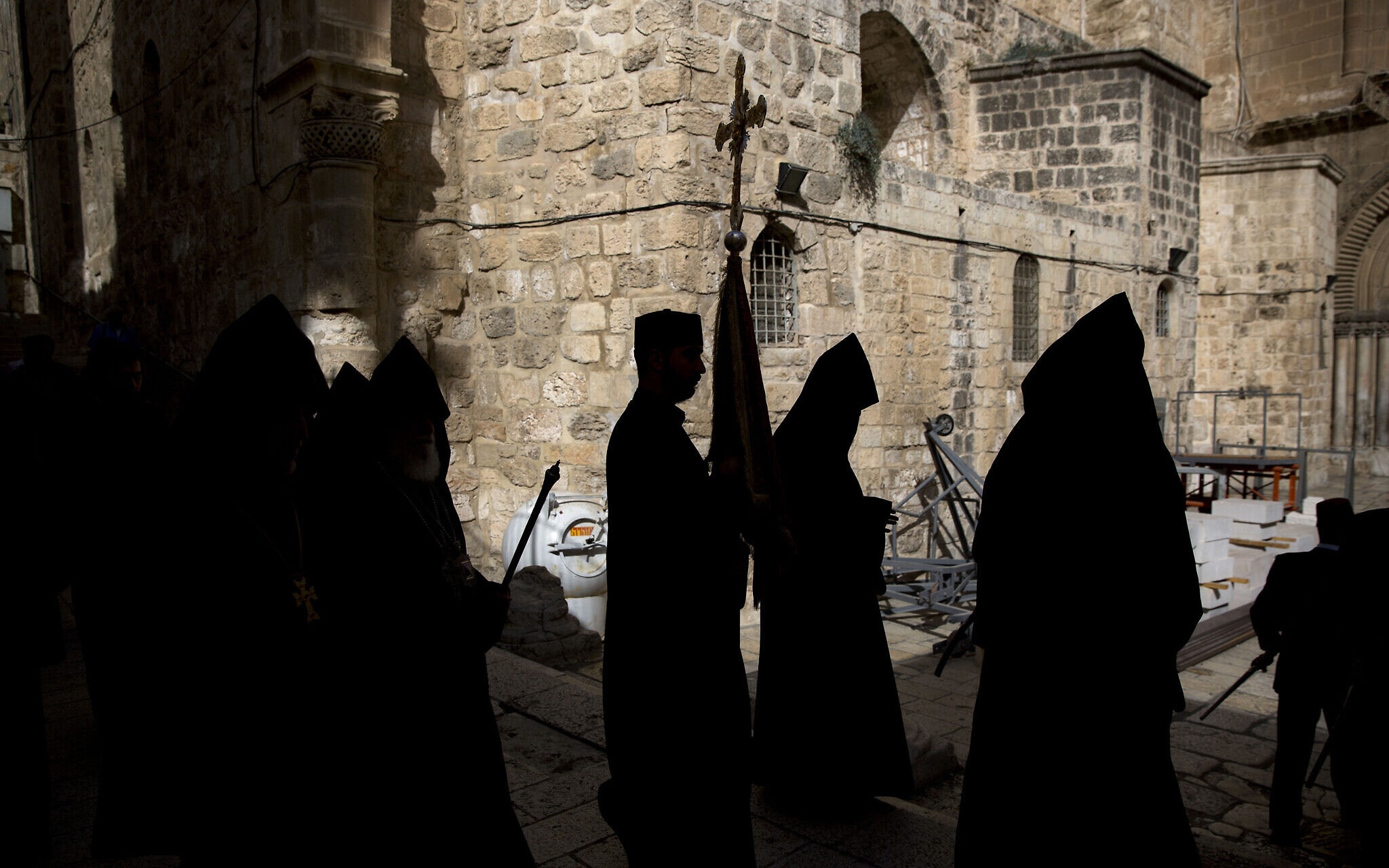 כמרים ארמנים מגיעים למיסה של יום ראשון בכנסיית הקבר בירושלים, 9 באוקטובר 2016 (צילום: AP Photo/Oded Balilty)