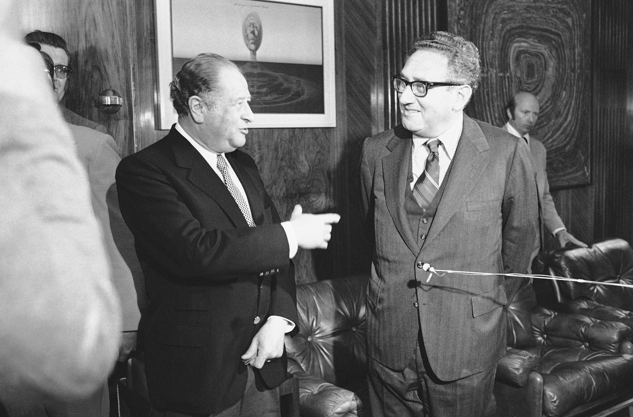 שר החוץ האמריקאי לשעבר הנרי קיסינג&#039;ר עם ברונו קרייסקי, לפני תחילת השיחות בין שרי החוץ של ארה&quot;ב ורוסיה בווינה, 19 במאי 1975 (צילום: AP Photo/Endlicher)