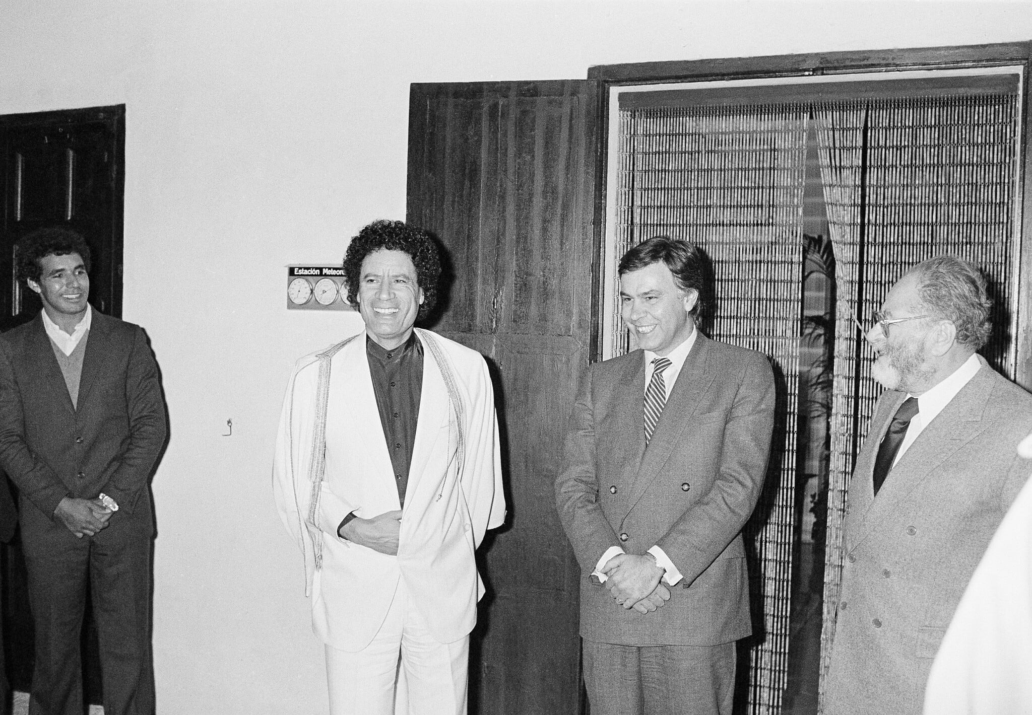 קנצלר אוסטריה לשעבר, ברונו קרייסקי, ראש ממשלת ספרד פליפה גונזלס ונשיא לוב מועמר קדאפי, בפגישה ספונטנית בפלמה דה מיורקה, ספרד, 19 בדצמבר 1984 (צילום: AP Photo/Dominique Mollard)