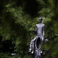 פסל פרנץ קפקא של האומן הצ'כי ירוסלב רונה (צילום: AP Photo/Petr David Josek)