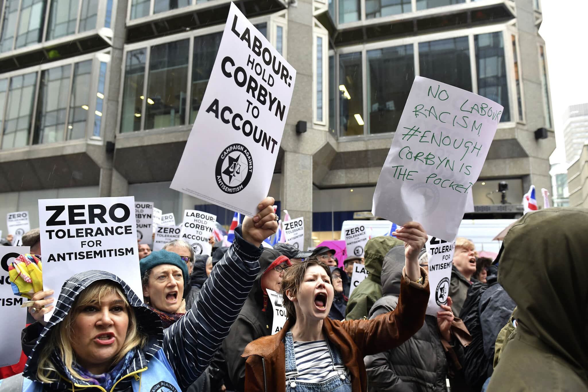 אילוסטרציה: מפגינים נגד אנטישמיות במפלגת הלייבור מול מטה המפלגה בלונדון, 8 באפריל 2018 (צילום: Dominic Lipinski/PA via AP)
