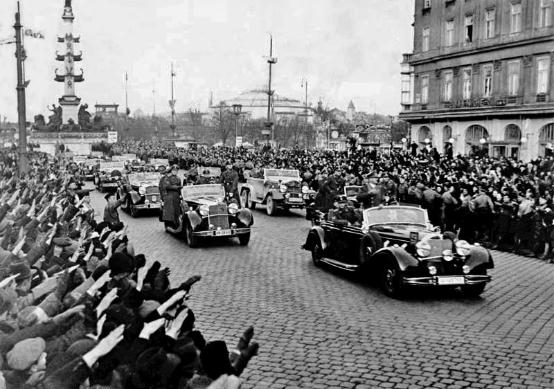 אזרחי אוסטריה מקדמים בשמחה את שיירת המכוניות של היטלר שנכנסת למרכז וינה לאחר סיפוח אוסטריה, מרץ 1938 (צילום: Bundesarchiv bild)