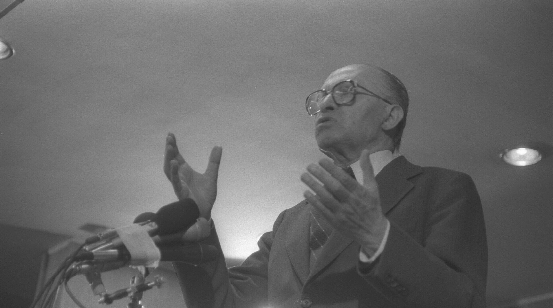 ראש הממשלה לשעבר מנחם בגין נושא דברים בכנסת, 1983