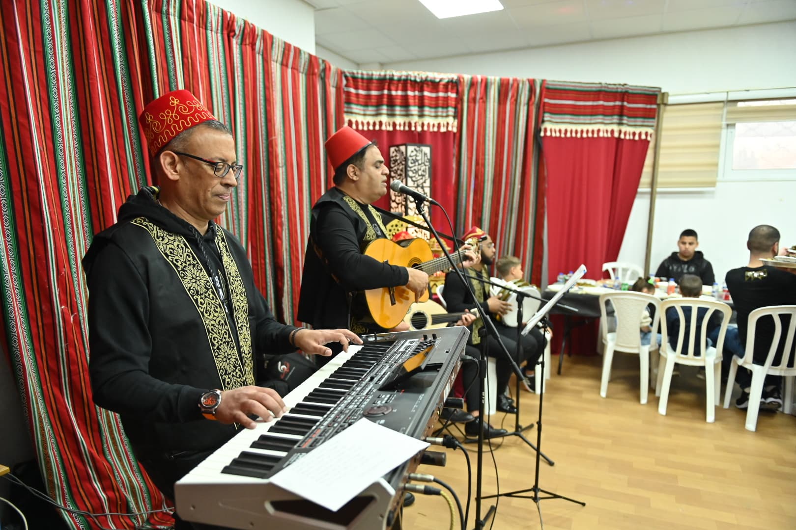מוזיקאים מנגנים מוזיקה ערבית בחגיגת אפטאר בבית הספר היסודי אחווה בחיפה, 13 באפריל 2023 (צילום: כנען לידור)