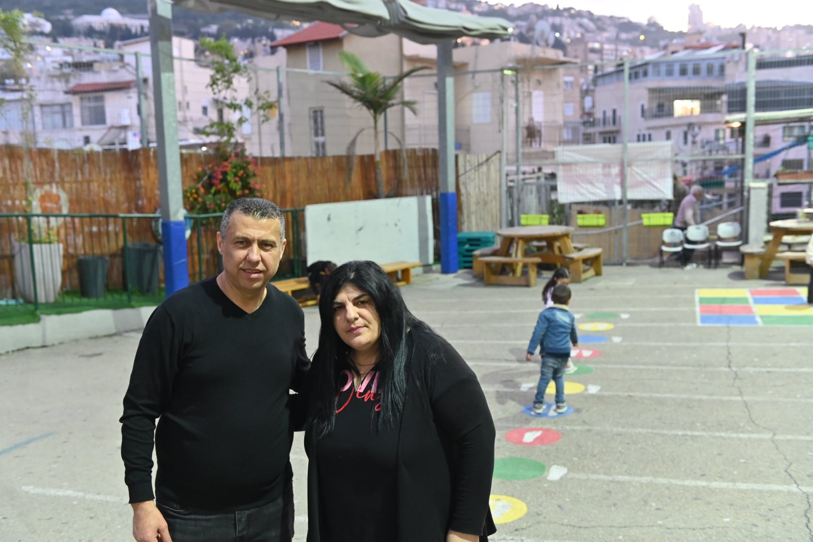 מרי סעדה ועאדל ח&#039;לאילה בבית הספר היסודי אחווה בחיפה, 13 באפריל 2023 (צילום: כנען לידור)