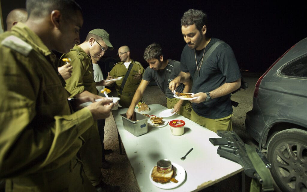 חיילים בשטח אוכלים סנדוויצ&#039;ים, אילוסטרציה. למצולמים אין קשר לנאמר בכתבה (צילום: משה שי/פלאש90)