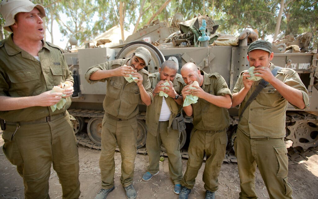 חיילים בשטח אוכלים סנדוויצ&#039;ים, אילוסטרציה. למצולמים אין קשר לנאמר בכתבה (צילום: משה שי/פלאש90)