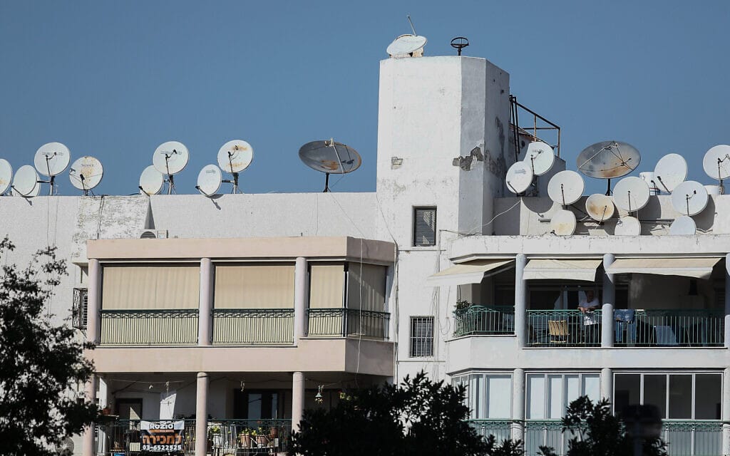 צלחות לווין על גג בניין ביפו (צילום: נתי שוחט/פלאש90)