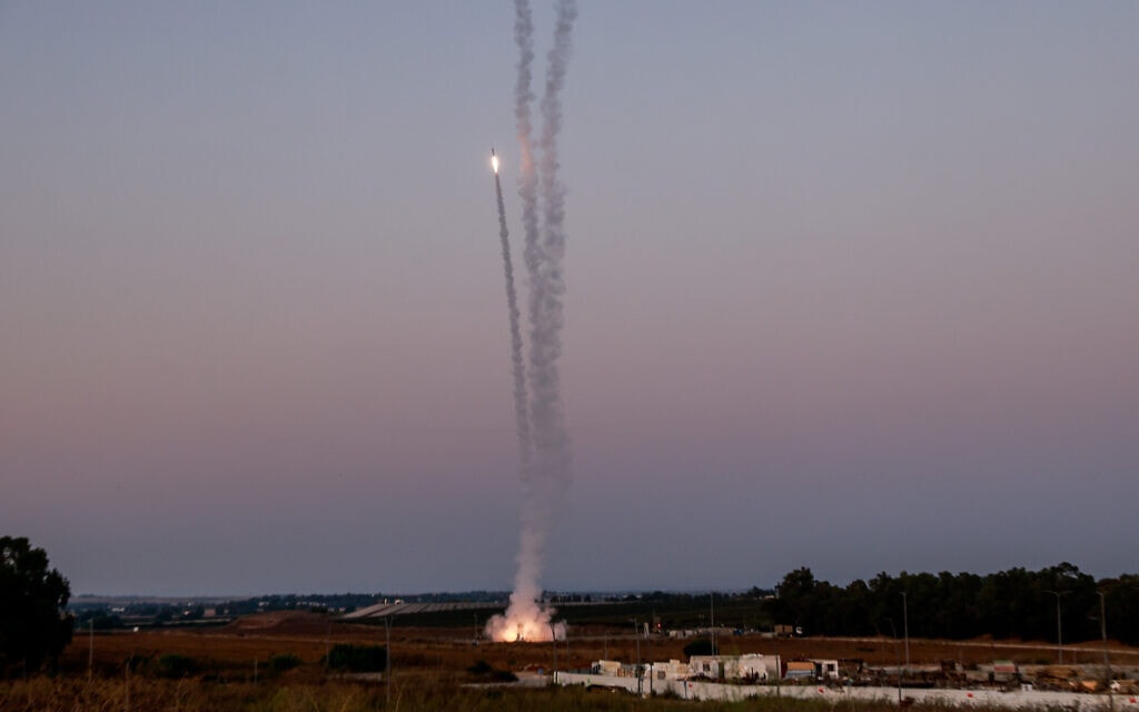 כיפת ברזל מיירטת טילים שנורו מעזה לעבר שדרות, 7 באוגוסט 2022 (צילום: יוסי זמיר/פלאש 90)