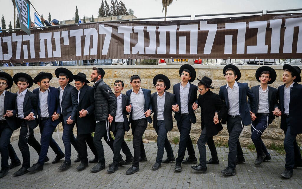 צעירים חרדים רוקדים ליד הפגנה נגד המהפכה המשפטית שהתקיימה מול ביתו של אריה דרעי בירושלים, 23 במרץ 2023 (צילום: פלאש90)