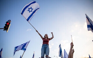 הפגנה נגד המהפכה המשפטית בפרדס חנה־כרכור, 27 במרץ 2023 (צילום: Shir Torem/Flash90) הפגנה נגד המהפכה המשפטית בפרדס חנה־כרכור, 27 במרץ 2023 (צילום: Shir Torem/Flash90)