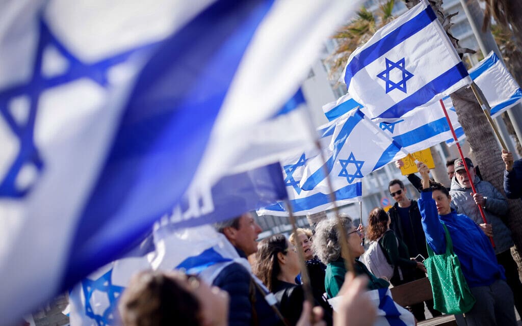 ישראלים מפגינים נגד המהפכה המשפטית מול שגרירות ארה&quot;ב בתל אביב, 30 במרץ 2023 (צילום: Erik Marmor/Flash90)