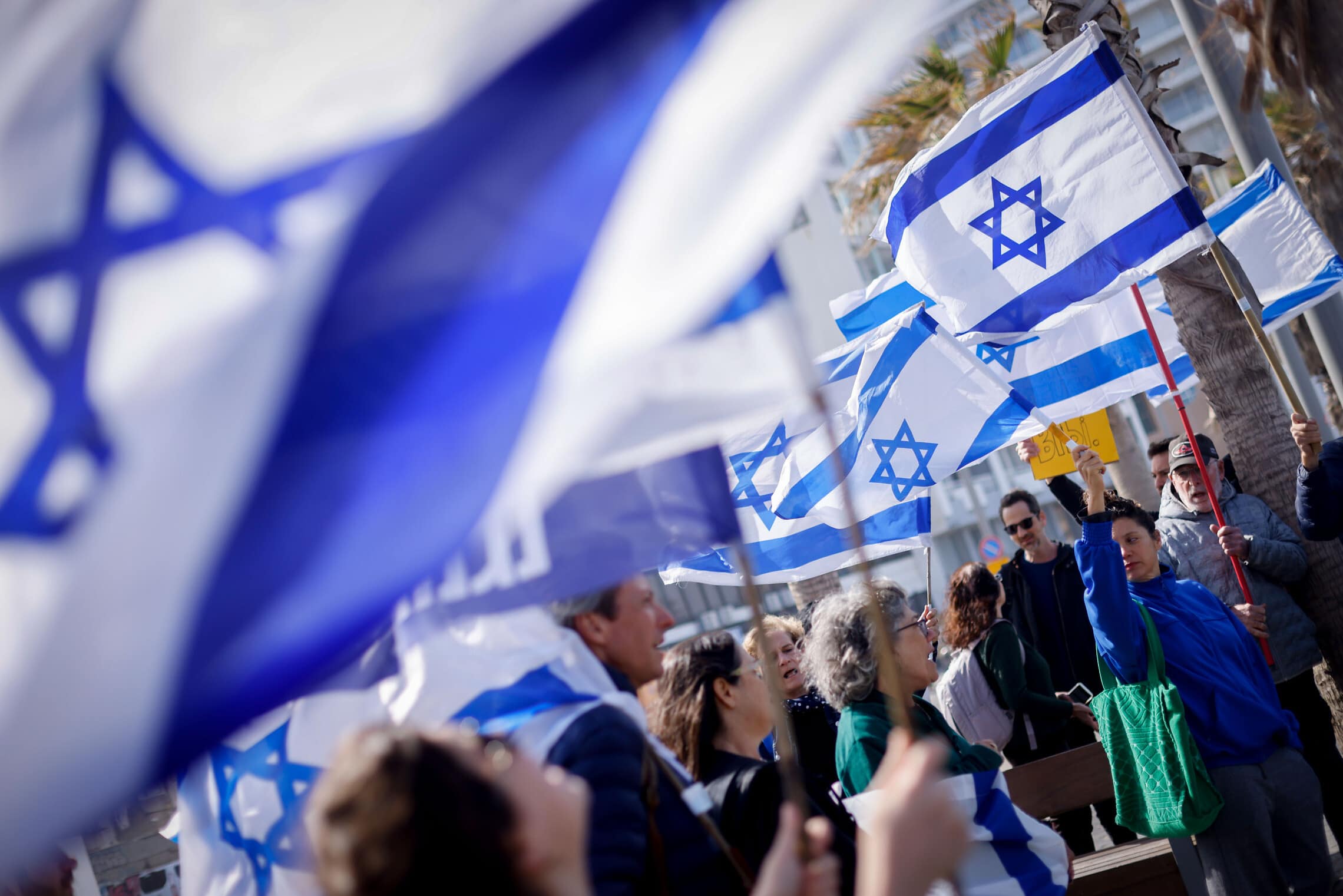 ישראלים מפגינים נגד המהפכה המשפטית מול שגרירות ארה&quot;ב בתל אביב, 30 במרץ 2023 (צילום: Erik Marmor/Flash90)