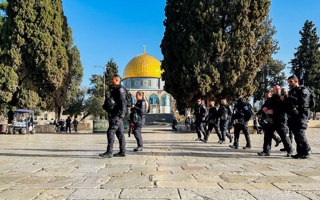 שוטרים במתחם מסגד אל-אקצא בירושלים, 5 באפריל 2023 (צילום: Jamal Awad, Flash 90)