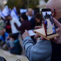 מפגין מצלם את מגילת העצמאות, מיצג מחאה נגד המהפכה המשפטית בתל אביב, 6 באפריל 2023