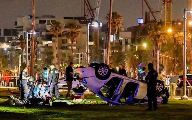 כוחות ביטחון ליד רכב שדרס תיירים בגן צ'ארלס קלור בתל אביב. 7 באפריל 2023 (צילום: Avshalom Sassoni/Flash90) כוחות ביטחון ליד רכב שדרס תיירים בגן צ'ארלס קלור בתל אביב. 7 באפריל 2023 (צילום: Avshalom Sassoni/Flash90)